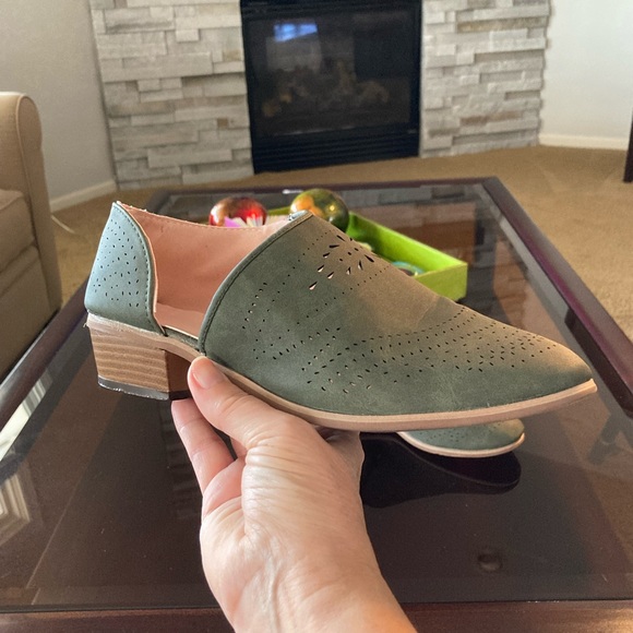 Dark green shoes, sz 8, side zipper - Picture 7 of 7